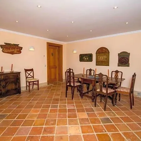 Sleeps 10 Pool Air Con Wifi