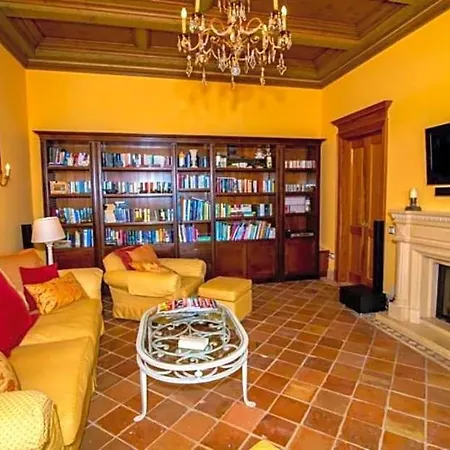 Sleeps 10 Pool Air Con Wifi