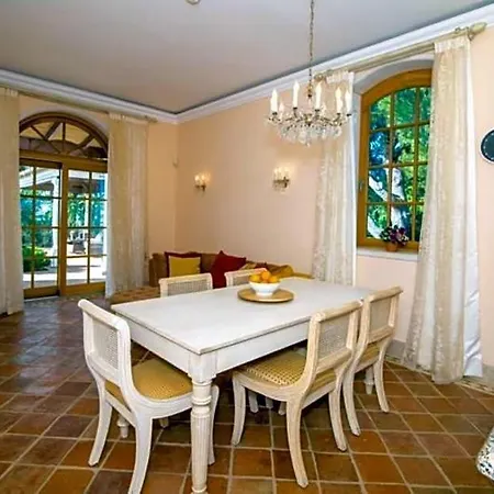 Sleeps 10 Pool Air Con Wifi