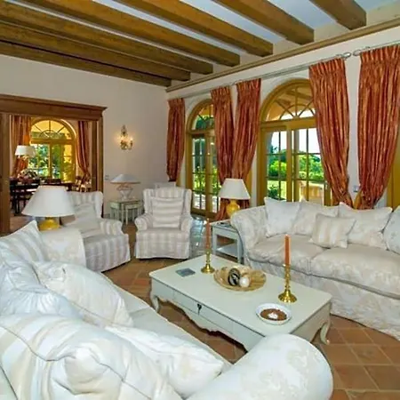 Sleeps 10 Pool Air Con Wifi *