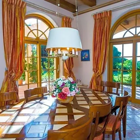 Sleeps 10 Pool Air Con Wifi فيلة