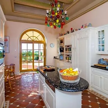 Sleeps 10 Pool Air Con Wifi