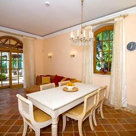 فيلة Sleeps 10 Pool Air Con Wifi *