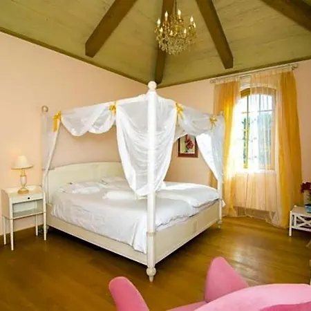 Sleeps 10 Pool Air Con Wifi فيلة