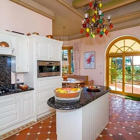 Sleeps 10 Pool Air Con Wifi